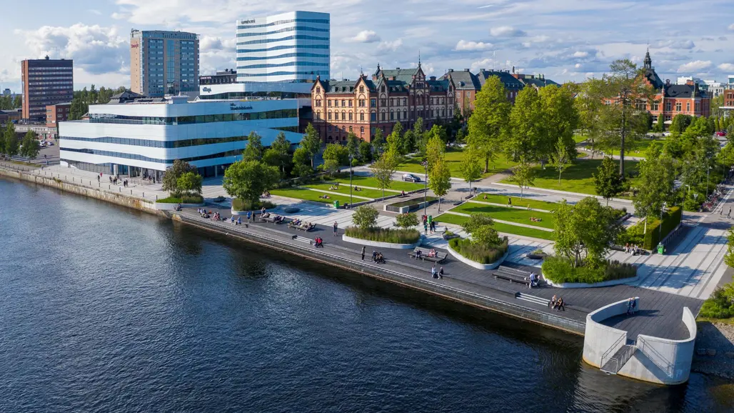 Vy över stad med vatten i förgrunden. Foto: Fredrik Larsson/Visit Umeå