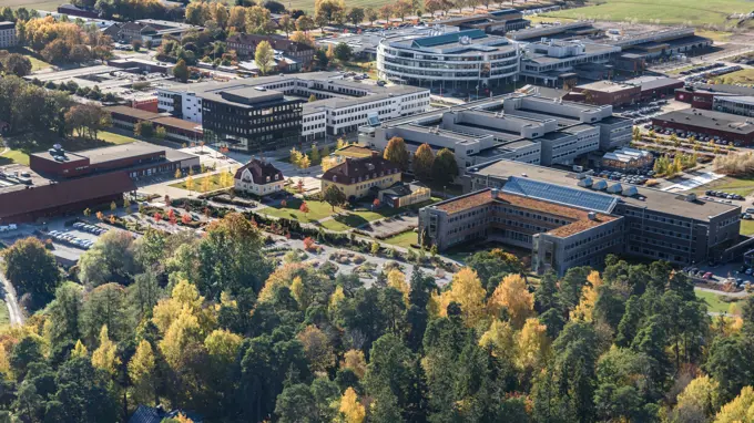 Flygbild över SLU Uppsala, med byggnader, parkmiljö och lite skog i förgrunden.