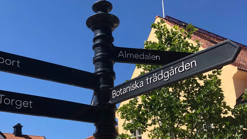Gatuskylt som pekar mot Almedalen. Foto: SLU Future Food