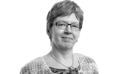 Porträtt av person mot vit bakgrund.