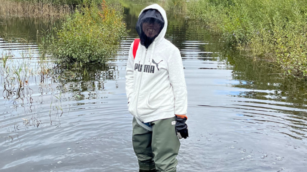 kvinna står i en sjö