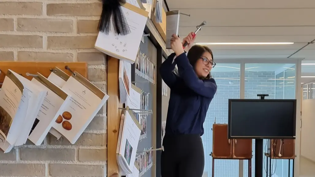 Silvana Moreno spikar upp avhandling på vägg.