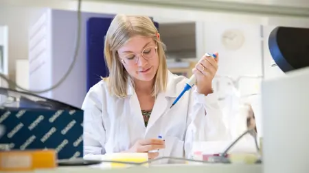 kvinna i laboratorium