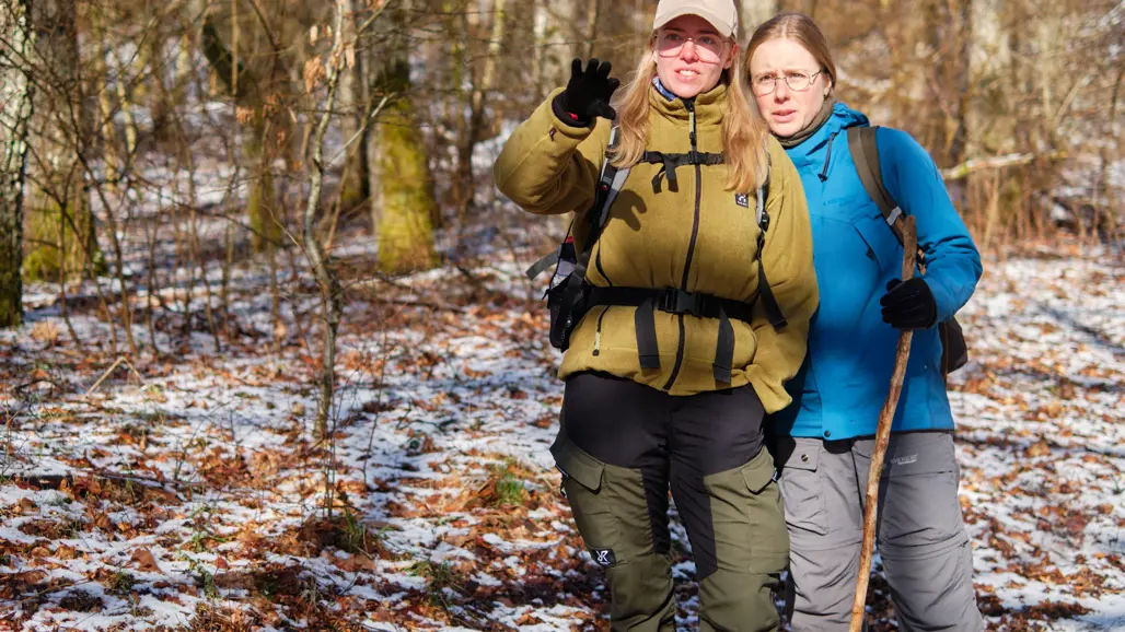 två studenter i skogen