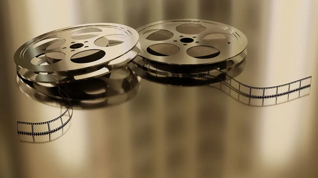 Gamla filmrullar på en speglande yta. Foto.
