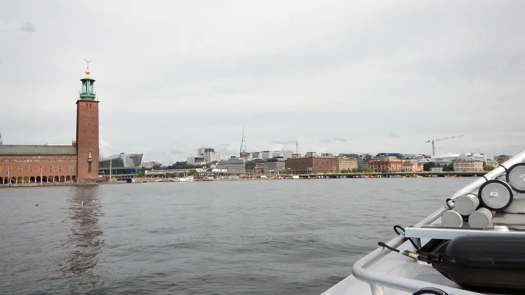 Stockholmssiluett från båt. Foto.