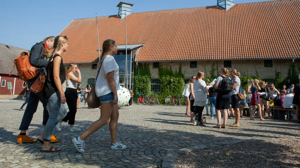 Unga människor i grupp på en gårdsplan