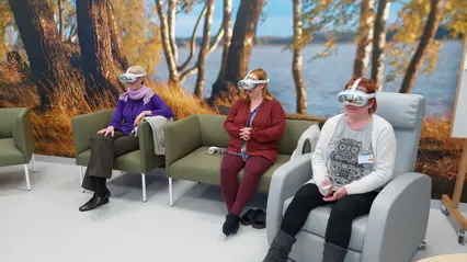 3 persons i chairs with VR-glasses