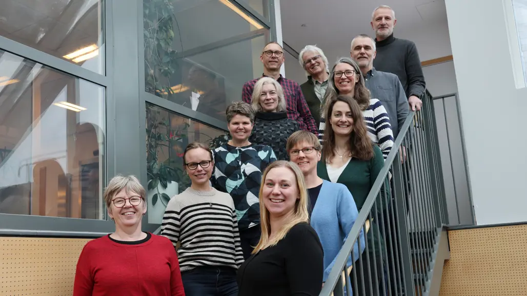 12 personer i en trappa. Gruppfoto.