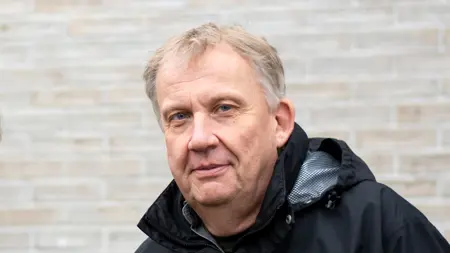 Porträttfoto av en man utomhus.