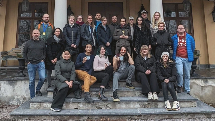 Groupphoto in front of building.