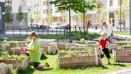 Tre personer odlar i stadsmiljö. Foto av Lieselotte Van Der Meijs, CC BY-NC 2.0.