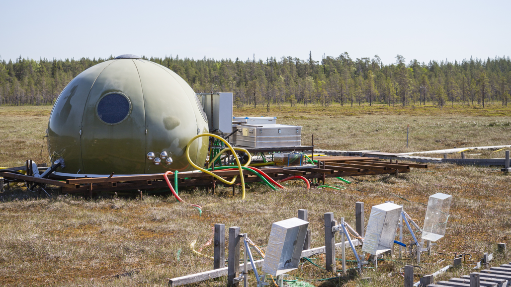 En samling installationer runt den så-kallade iglon på degerö stormyr