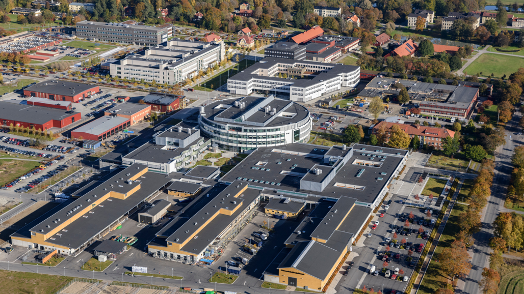 Flygbilder som visar byggnader ovanför och träd kring byggnaderna.