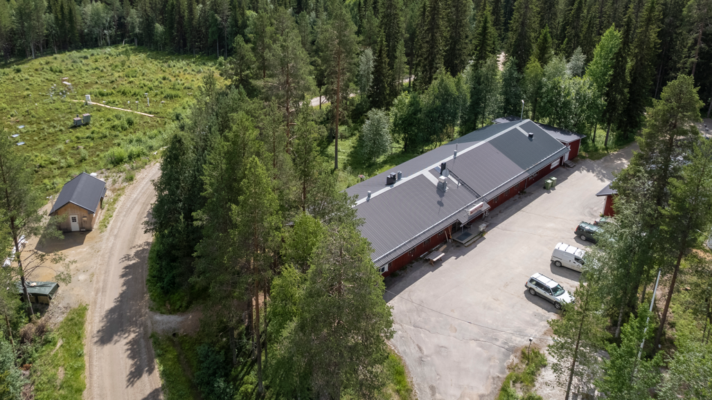 Svartbergets forskningsstation med parkering och ozonhus i bild, från ovan