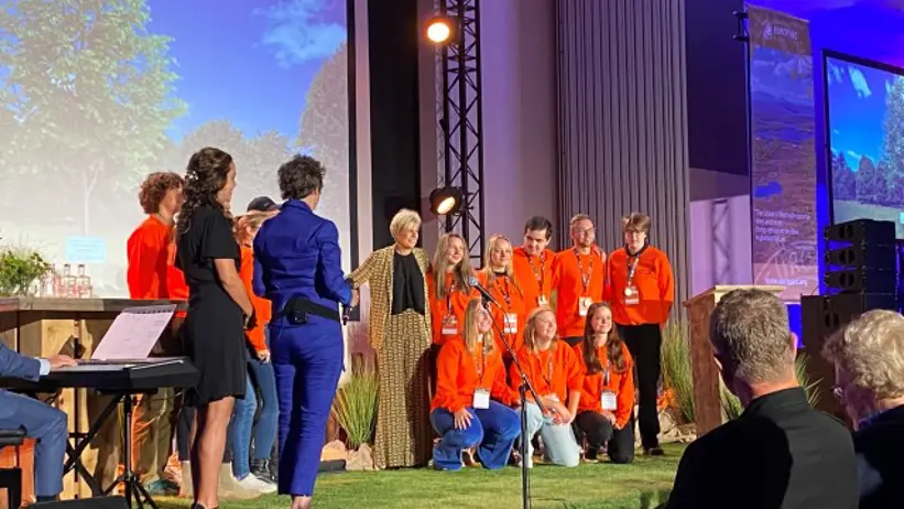 Prinsessan Laurentien från Nederländerna som är beskyddare av Rewilding Europe presenterar nyheten om samarbetet mellan Europarc och Rewilding Europe omgiven av en grupp med Junior rangers.