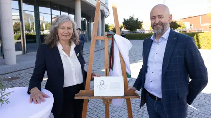 Rektor Maria Knutson Wedel och dekan Nils Fall avtäcker plaketten till Peter Hernqvists plats framför VHC-huset. Plaketten är silverfärgad i ungefär A5-format och innehåller en skiss av Peter Hernqvist i profil och en beskrivande text. Plaketten är placerad mittemellan rektor och dekan på ett trästaffli.