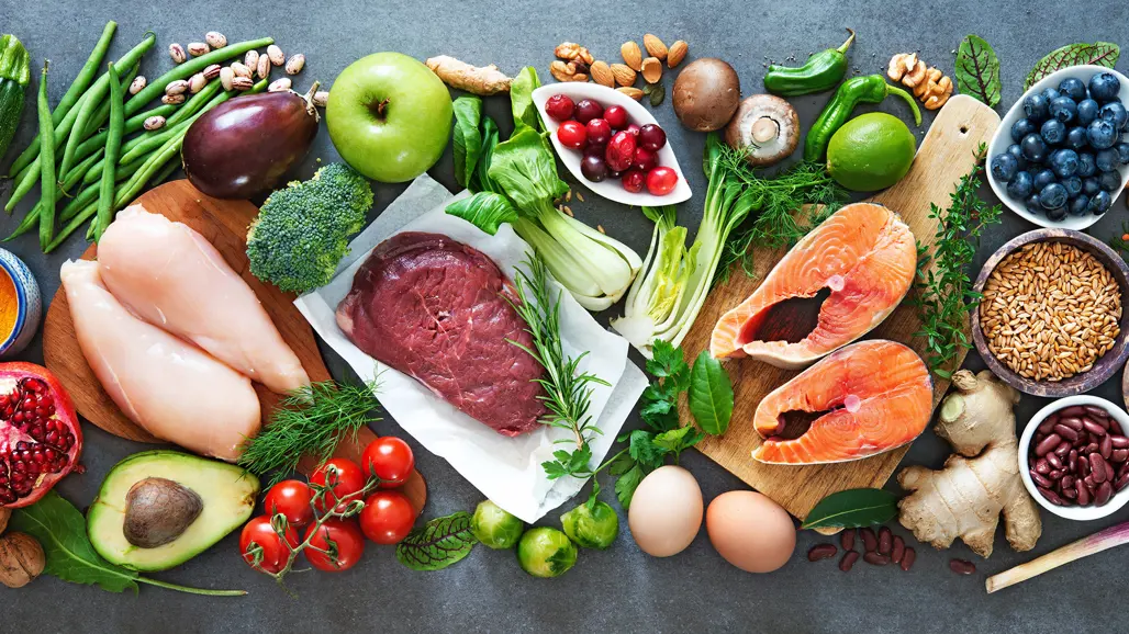 Olika sorters mat: Kött, fisk, nötter, frukt och grönsaker. Foto: Shutterstock